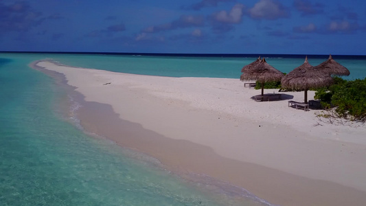 以透明有白色沙子背景的海为例对天堂海岸海滩生活方式视频