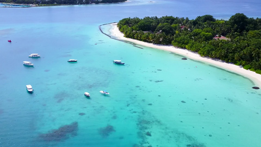 白沙底浅环礁湖的美丽环礁海滩假日的海景无人驾驶飞机视频