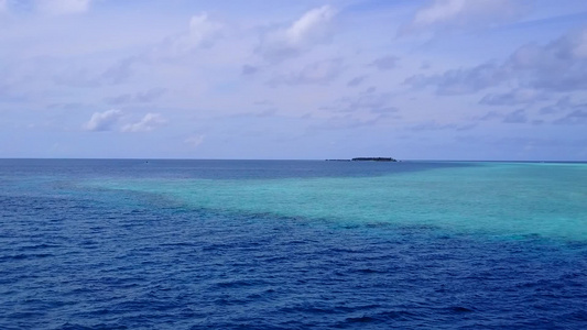 蓝色环礁湖和白色沙滩背景的奇特海岸线海岸海滩时间风景视频