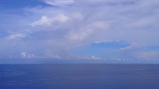 以清晰的环礁湖和白色沙滩背景为宁静岛屿海滩旅行的无人驾驶视频