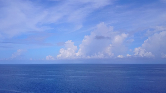 以蓝海和白沙背景的蓝海为生的天堂岛海滩生活方式观光视频