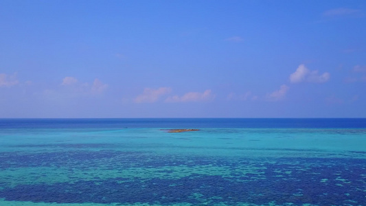 以蓝海和白色沙滩背景为突破海岸海滩的奇异海岸线旅行视频