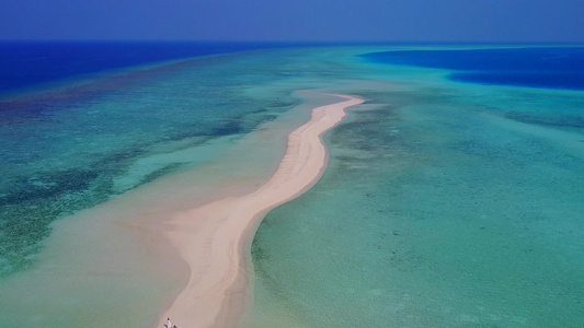 以蓝海和白色沙滩背景看待天堂海岸海滩时间抽象的无人驾驶视频