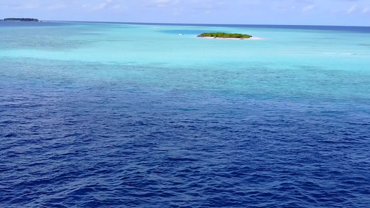 以蓝绿色海和白沙底蓝色背景的蓝色绿海为宁湾海滩假日视频