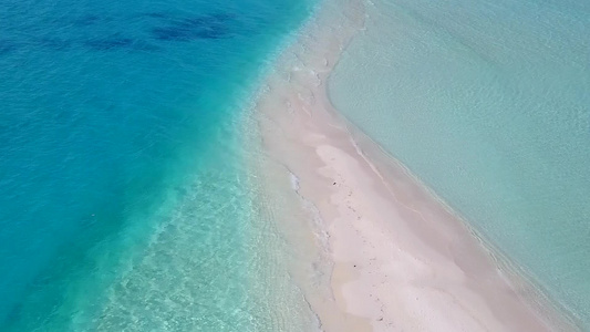 以透明有白色沙子背景的水为航程的宁静海岸海滩海景视频