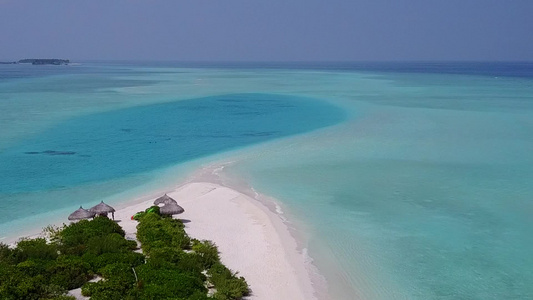 白沙背景浅海异国湾海滩之旅的空中性质视频