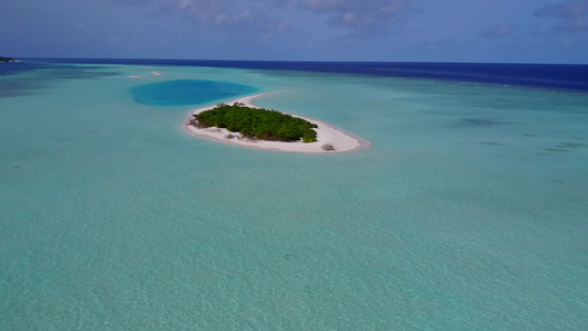 白沙背景的绿松石海洋完美海岸海滩度假的无人机天空视频