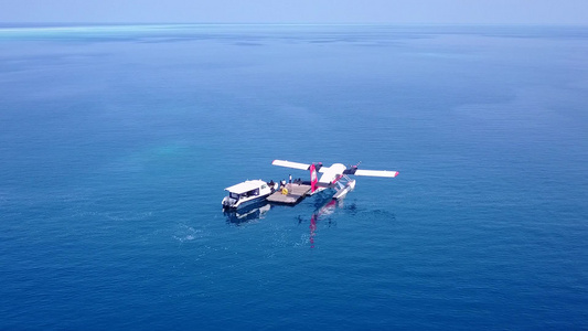 蓝海和白沙底蓝海海上海岸海滩之行的空中无人驾驶飞机视频