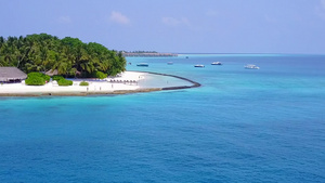 蓝海和浅沙背景的宁静海岸线海滩旅程空中观视抽象飞行13秒视频