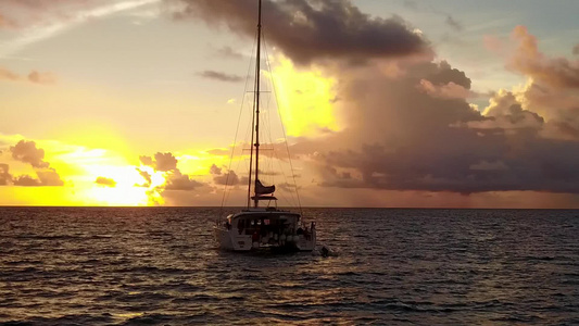 蓝海白沙背景下豪华海岸海滩之旅的无人机空中天空视频