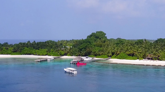 以透明的海洋和清洁的沙滩背景进行美丽的海岸海滩之行视频