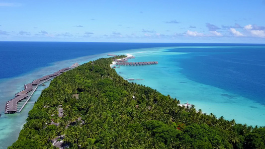 以绿海和白沙为背景在旅游海滩航行的热带海浪和白沙背景视频