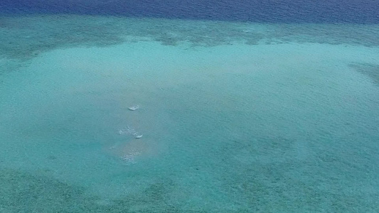 以白沙背景的绿绿海为例断开海岸海滩打破了天堂之空中视频