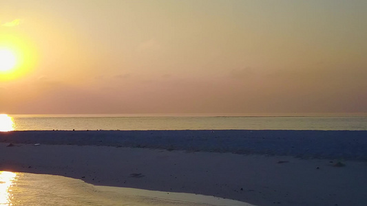 蓝水和白色沙沙底旅游海滩旅行的天堂式无人驾驶飞机飞行视频