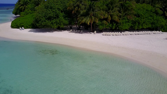 白色沙滩背景的绿绿海异国旅游海滩探险空中抽象之神视频