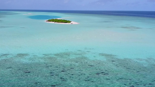 白沙背景蓝海完美度假海滩度假的空中无人机旅行视频