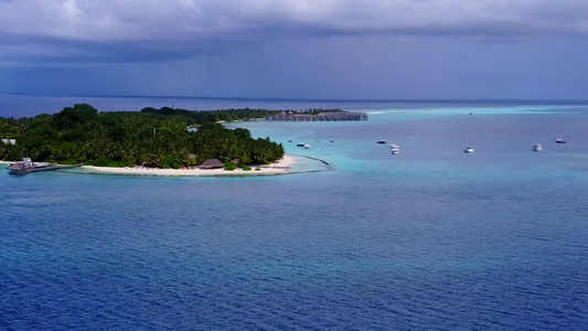 清澈的水和白沙背景下美丽的海滨海滩旅行的无人机空中视频