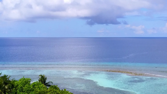 以透明的海面和白色沙沙背景在海滩上航行的完美海景的视频