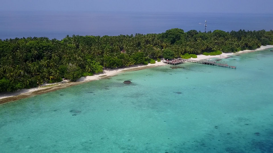 以白色沙滩背景浅水为根据的宁静度假度假胜地海滩时间视频