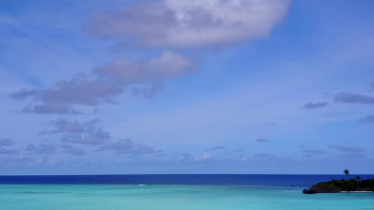 白沙背景的蓝色环礁湖对宁静海岸海滩时间的景象视频