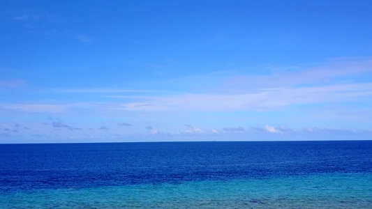 白沙背景绿松石水热带海岸线海滩航行无人机空中旅行视频