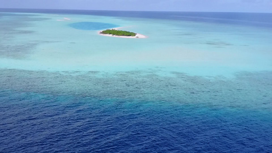 以透明的水和白色沙滩背景进行豪华海湾海滩探险的空中视频