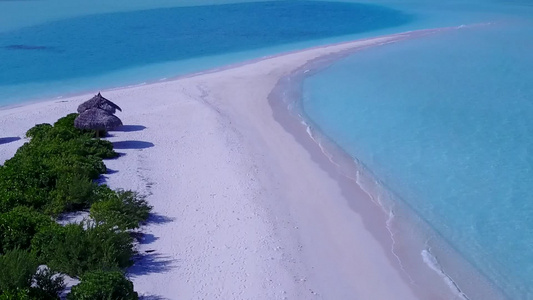 通过蓝海和白色沙尘背景进行热带旅游旅游海滩探险的热带视频