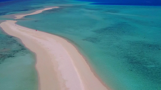 白沙背景的绿绿松石环礁湖海滨海滩之游的海洋风景视频