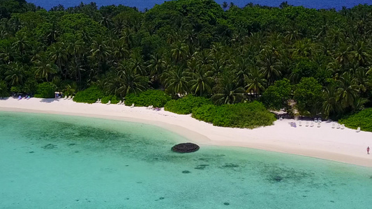 利用蓝水和白沙底蓝水放松海景海滩生活方式的空中观光旅游视频