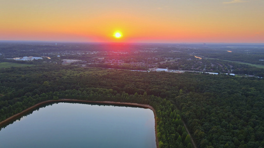 在多彩的夏季中风景明媚的林湖日落天空全景视频