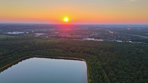 在多彩的夏季中风景明媚的林湖日落天空全景21秒视频