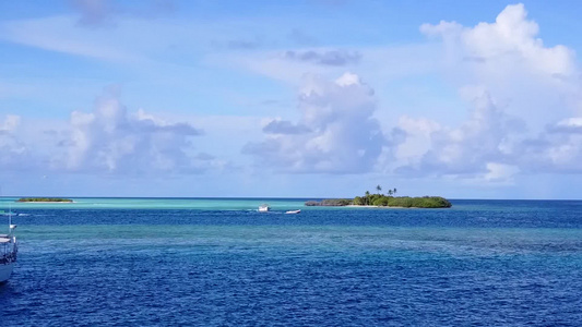 以蓝色环礁湖和清洁沙地背景打破美丽的环礁湖海滩的海景视频