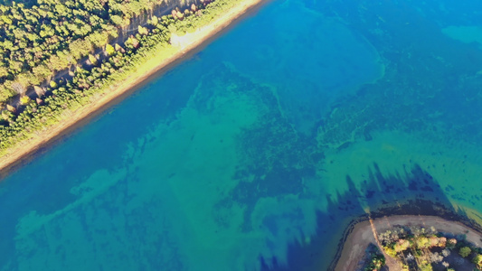 秋天农村地区无人驾驶飞机的观测点天空下有森林的湖泊视频