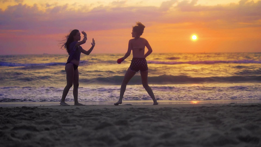 女青少年在日落时训练空手道慢动作视频