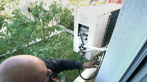 安装空调机工人连接电线和电线系统13秒视频
