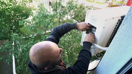 安装空调机工人连接电线和电线系统视频