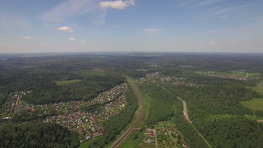 在俄罗斯的森林中夏季房屋的空中拍摄视频