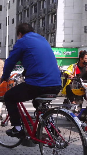 城市交通道路路口过斑马线的人群素材【该视频无肖像权，请勿商用】城市交通素材71秒视频