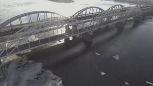 鸟飞翔的高度起桥而起30秒视频