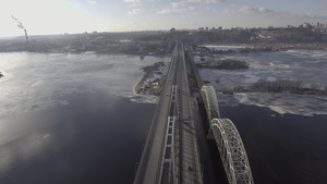 河水被冰冻满是积雪机器向东飞去在火车桥上在车道下方14秒视频