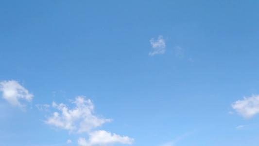 白昼云在天空中移动得很快视频