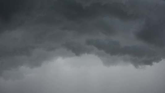 太阳反射的时空消逝黑雨云在天空中飞快地移动视频