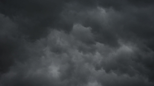 太阳反射的时空消逝黑雨云在天空中飞快地移动视频