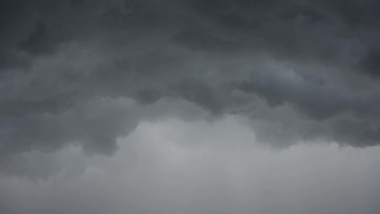 太阳反射的时空消逝黑雨云在天空中飞快地移动视频