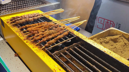 路边摊烤串烧烤小吃羊肉串烤肉美食视频