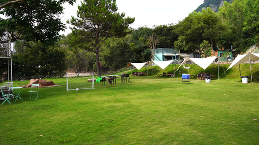 露营拓展营地 草坪 帐篷 特色小屋视频