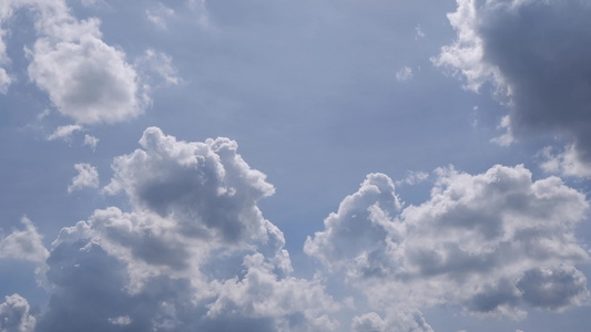 云的美丽是美丽的鸟儿在天上飞翔在白昼明亮视频