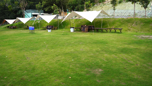 露营拓展营地 草坪 帐篷 特色小屋视频