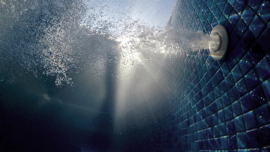 热温泉游泳池中的空气泡泡和波浪水阳光照亮的水下风景视频