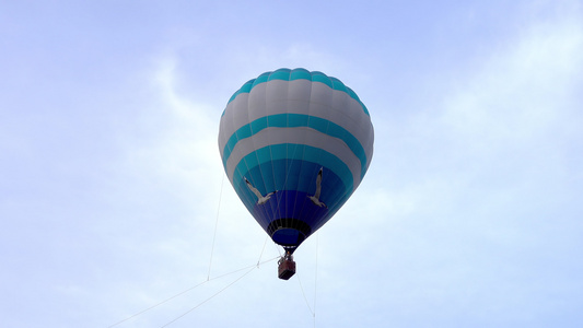 天空中的蓝色气球视频